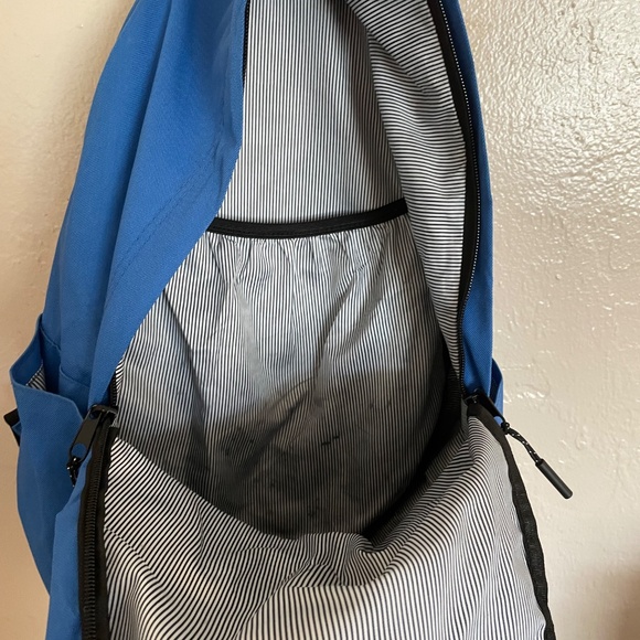 Essential Backpack - Picture 3 of 8